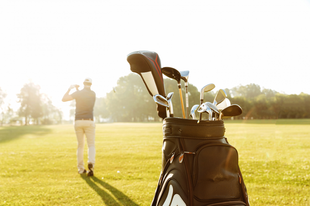 Golfista jugando en el campo de golf Montealvar con un carro de palos de golf