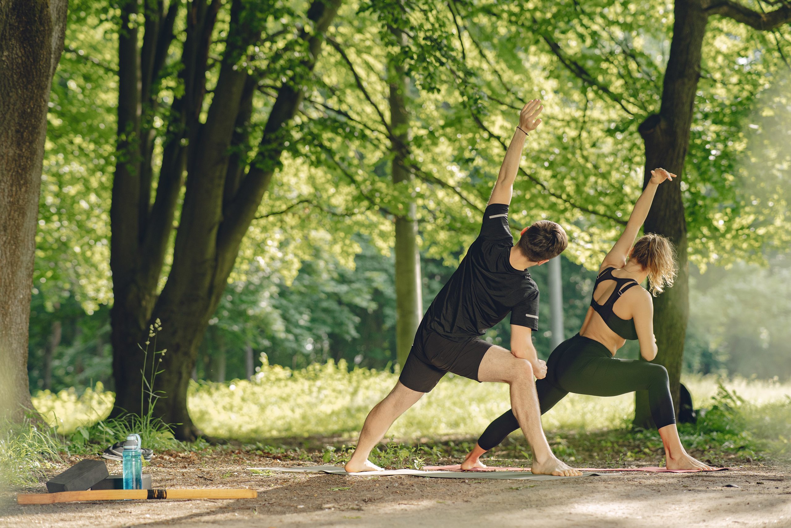Pareja haciendo deporte al aire libre en junio