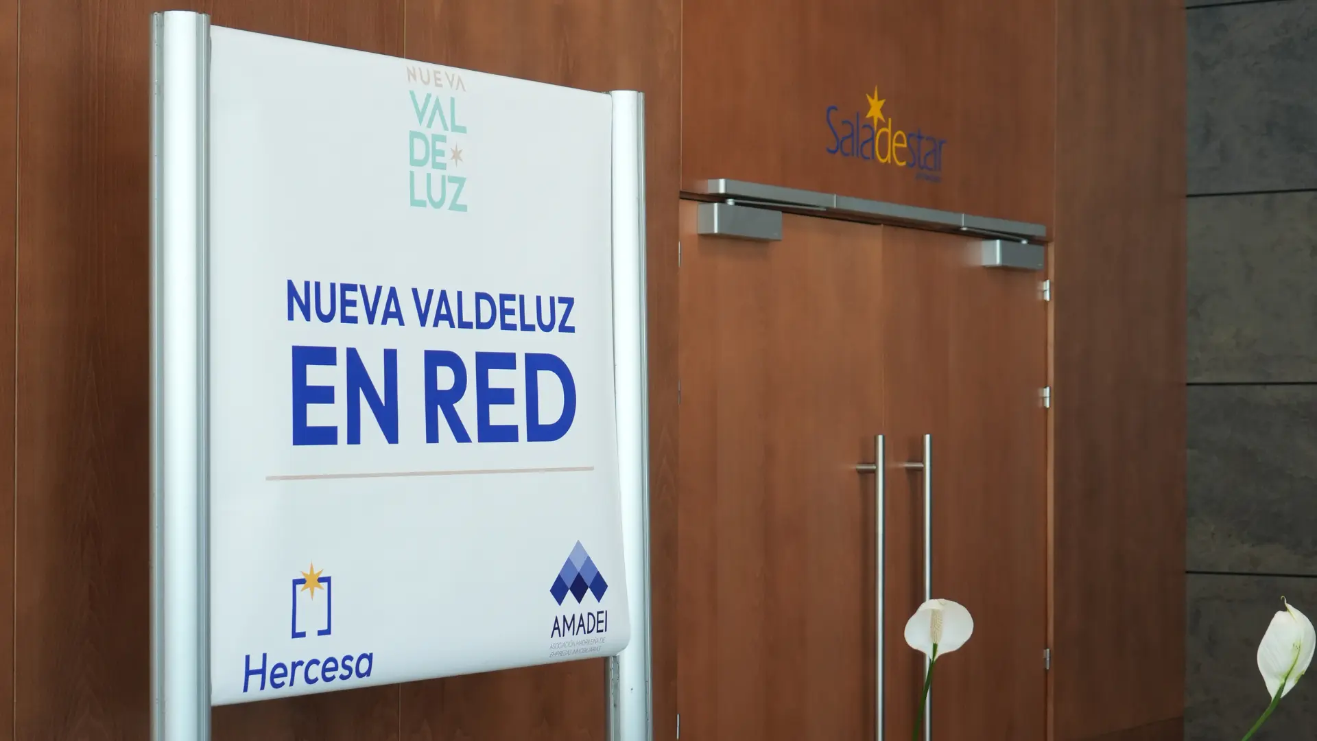 Profesionales de AMADEI durante la visita a la oficina comercial de Nueva Valdeluz
